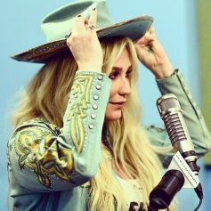 Le 13 juillet 2017, Kesha dévoile le clip de sa chanson Woman sur Youtube.