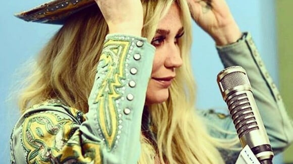 Le 13 juillet 2017, Kesha dévoile le clip de sa chanson Woman sur Youtube.