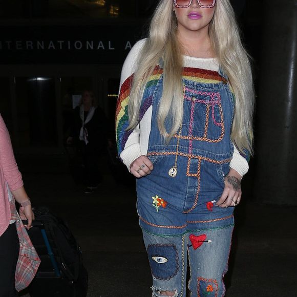 Kesha arrive à l'aéroport de Los Angeles (LAX), le 5 juillet 2017. © CPA/Bestimage