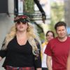 Exclusif - Kesha fait du shopping avec un ami chez Abbot Kinney à Venice Beach. Kesha porte des mules Gucci. Le 29 juin 2017