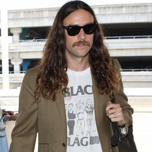 Kesha et son compagnon Brad Ashenfelter arrivent à l'aéroport de LAX à Los Angeles. Kesha fait un doigt d'honneur aux photographes! Le 1er juin 2017