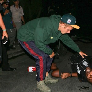 Justin Bieber renverse un photographe avec sa SUV alors qu'il partait pressé et de mauvaise humeur d’une messe dans une église à Beverly Hills, le 26 juillet 2017