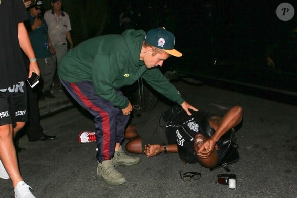 Justin Bieber renverse un photographe avec sa SUV alors qu'il partait pressé et de mauvaise humeur d’une messe dans une église à Beverly Hills, le 26 juillet 2017