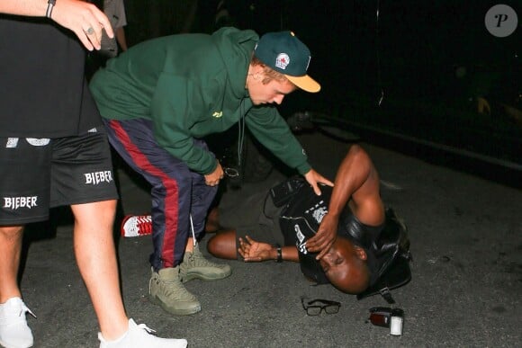 Justin Bieber renverse un photographe avec sa SUV alors qu'il partait pressé et de mauvaise humeur d’une messe dans une église à Beverly Hills, le 26 juillet 2017