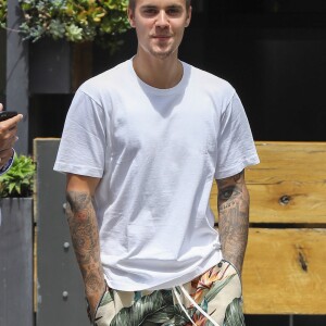 Justin Bieber est allé déjeuner au Sugarfish Sushi avec un ami à Beverly Hills, le 25 juillet 2017