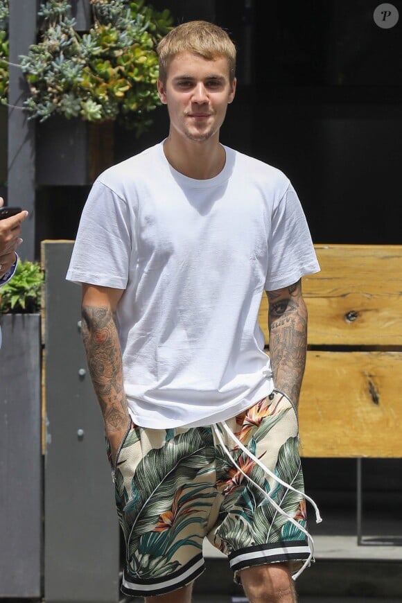 Justin Bieber est allé déjeuner au Sugarfish Sushi avec un ami à Beverly Hills, le 25 juillet 2017