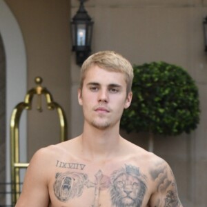 Exclusif - Justin Bieber se fait réprimander par la police et marche torse nu dans la rue à Beverly Hills le 19 juillet 2017