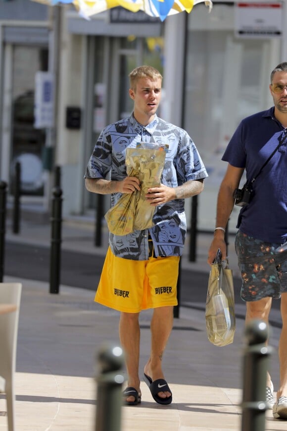 Exclusif - Justin Bieber en vacances avec deux amies à Saint-Jean-Cap-Ferrat le 29 juin 2017.