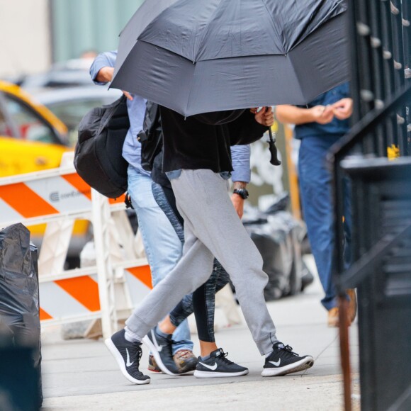 Taylor Swift et son compagnon Joe Alwyn se cachent des photographes à la sortie de son domicile à New York, le 24 juillet 2017