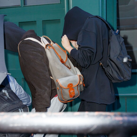 Taylor Swift et son compagnon Joe Alwyn se cachent des photographes à la sortie de son domicile à New York, le 24 juillet 2017