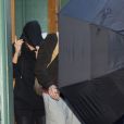 Taylor Swift et son compagnon Joe Alwyn se cachent des photographes à la sortie de son domicile à New York, le 24 juillet 2017