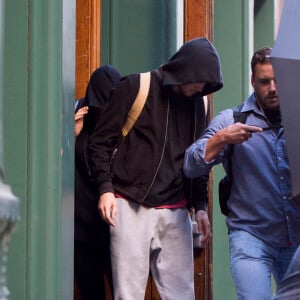 Taylor Swift et son compagnon Joe Alwyn se cachent des photographes à la sortie de son domicile à New York, le 24 juillet 2017