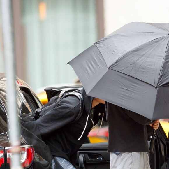 Taylor Swift et son compagnon Joe Alwyn se cachent des photographes à la sortie de son domicile à New York, le 24 juillet 2017