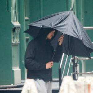 Taylor Swift et son compagnon Joe Alwyn se cachent des photographes à la sortie de son domicile à New York, le 24 juillet 2017