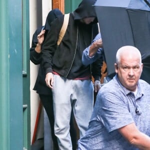 Taylor Swift et son compagnon Joe Alwyn se cachent des photographes à la sortie de son domicile à New York, le 24 juillet 2017