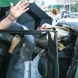 Taylor Swift et son compagnon Joe Alwyn se cachent des photographes à la sortie de son domicile à New York, le 24 juillet 2017