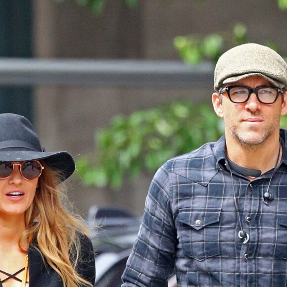 Exclusif - Blake Lively et son mari Ryan Reynolds se baladent main dans la main dans les rues de West Village à New York, le 24 mai 2017
