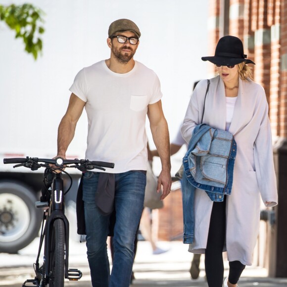 Exclusif - Blake Lively et son mari Ryan Reynolds se baladent en amoureux dans les rues de New York, le 18 mai 2017