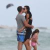 Arnaud Lagardère, sa femme Jade Foret et leurs enfants Liva, Mila et Emery en vacances à la plage à Miami le 26 octobre 2016.