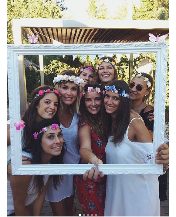 Jeny Priez, enceinte de son premier enfant avec Luka Karabatic, entourée de ses amies pour sa babyshower fin juillet 2017 à Montpellier. Photo Instagram Jeny Priez.