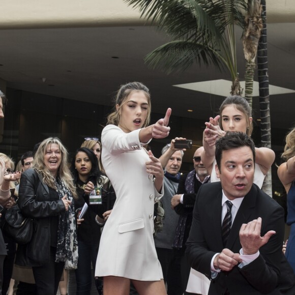 Sophia Rose Stallone, Sistine Rose Stallone, Scarlet Rose Stallone avec Jimmy Fallon participent à l'installation du tapis rouge pour la 74ème cérémonie des Golden Globes à Los Angeles, le 4 Janvier 2017. © Magnus Sundholm/HFPA/Zuma Press/Bestimage