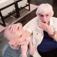 Kathy Griffin pose le crâne rasé en solidarité pour sa soeur malade, le 31 juillet 2017. Elle est accompagnée de sa mère Maggie.
