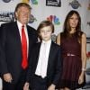 Donald Trump avec sa femme Melania Trump et leur fils Barron Trump lors de la soirée de la série "The Celebrity Apprentice" à New York le 18 février 2015.
