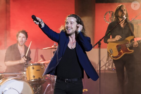 Semi-exclusif - Julien Doré en concert lors de la soirée d'ouverture officielle du Festival de Ramatuelle le 1er août 2017, avec en première partie Juliette Armanet. © Cyril Bruneau/Bestimage