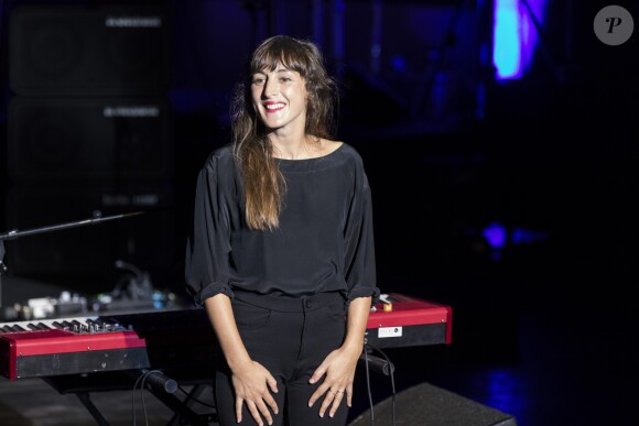 Semi-exclusif - Juliette Armanet en première partie de Julien Doré lors de la soirée d'ouverture officielle du Festival de Ramatuelle le 1er août 2017. © Cyril Bruneau/Bestimage