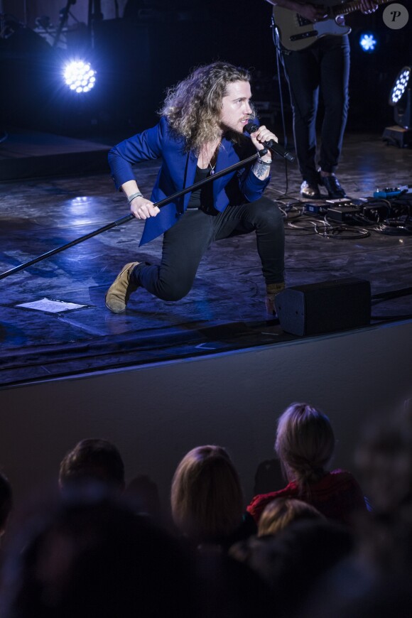 Semi-exclusif - Julien Doré en concert lors de la soirée d'ouverture officielle du Festival de Ramatuelle le 1er août 2017, avec en première partie Juliette Armanet. © Cyril Bruneau/Bestimage