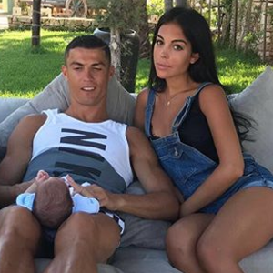 Cristiano Ronaldo et Georgina Rodriguez, enceinte, avec l'un des jumeaux nés par mère porteuse, photo Instagram du 10 juillet 2017.