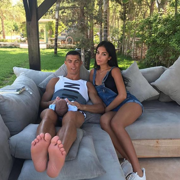 Cristiano Ronaldo et Georgina Rodriguez, enceinte, avec l'un des jumeaux nés par mère porteuse, photo Instagram du 10 juillet 2017.