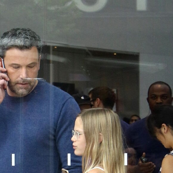 Exclusif - Ben Affleck visite le Apple Store en compagnie de sa fille Violet à Santa Monica, le 2 août 2017