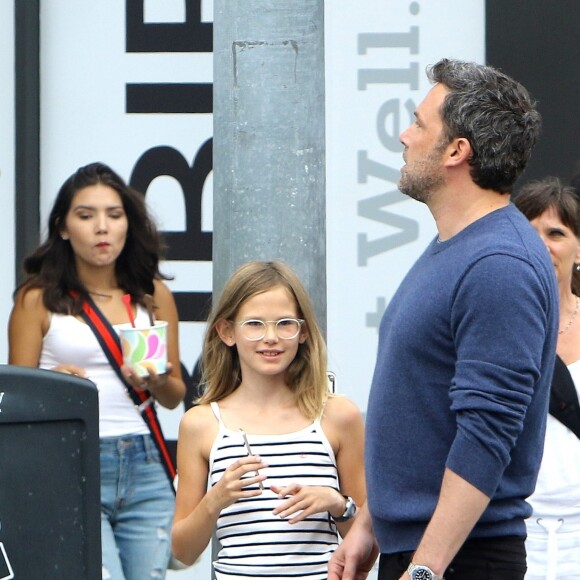 Exclusif - Ben Affleck visite le Apple Store en compagnie de sa fille Violet à Santa Monica, le 2 août 2017