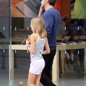 Exclusif - Ben Affleck visite le Apple Store en compagnie de sa fille Violet à Santa Monica, le 2 août 2017