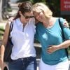 Jennifer Garner et la mère de Ben Affleck, Christine Anne Boldt, lors d'une promenade à Brentwood, Los Angeles, le 1er août 2017
