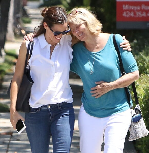 Jennifer Garner et la mère de Ben Affleck, Christine Anne Boldt, lors d'une promenade à Brentwood, Los Angeles, le 1er août 2017