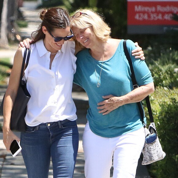 Jennifer Garner et la mère de Ben Affleck, Christine Anne Boldt, lors d'une promenade à Brentwood, Los Angeles, le 1er août 2017