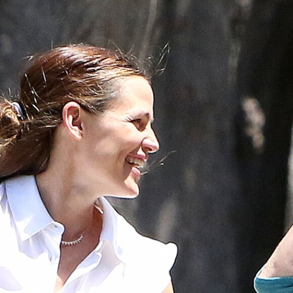 Jennifer Garner et la mère de Ben Affleck, Christine Anne Boldt, lors d'une promenade à Brentwood, Los Angeles, le 1er août 2017