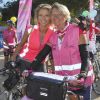 Sylvie Tellier et sa maman Annick posent lors de la randonnée cycliste organisée dans le cadre de l'opération Toutes à Paris, le dimanche 16 septembre 2012.