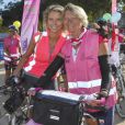 Sylvie Tellier et sa maman Annick posent lors de la randonnée cycliste organisée dans le cadre de l'opération Toutes à Paris, le dimanche 16 septembre 2012.
