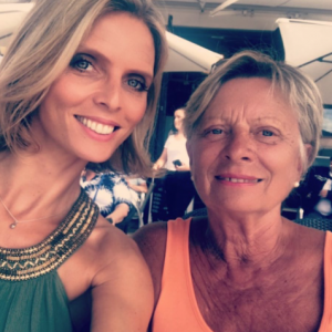 Sylvie Tellier et sa maman Annick, le 2 août 2017 aux Sables-d'Olonne.