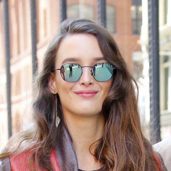 Charlotte Le Bon (habillée en Paule Ka) arrivant au "AOL Build" series building à New York, le 18 avril 2017.