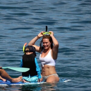 Hilary Duff et son fils Luca font du paddle sur la plage de Maui, à Hawaï. Le 4 août 2017.