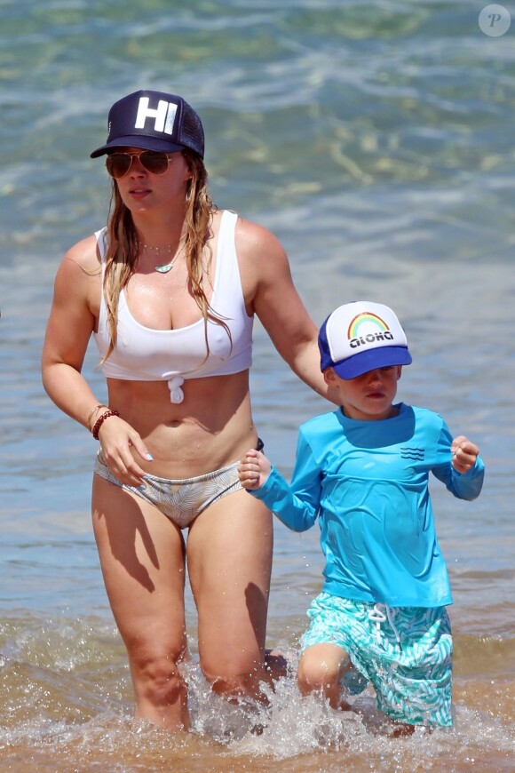Hilary Duff et son fils Luca font du paddle sur la plage de Maui, à Hawaï. Le 4 août 2017.
