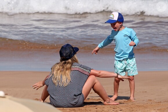 Hilary Duff et son fils Luca font du paddle sur la plage de Maui, à Hawaï. Le 4 août 2017.