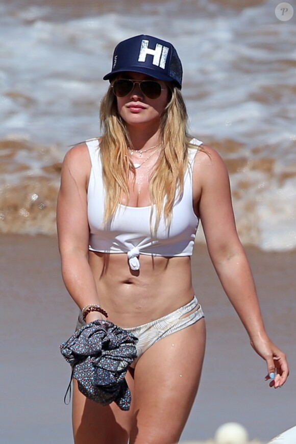 Hilary Duff et son fils Luca font du paddle sur la plage de Maui, à Hawaï. Le 4 août 2017.