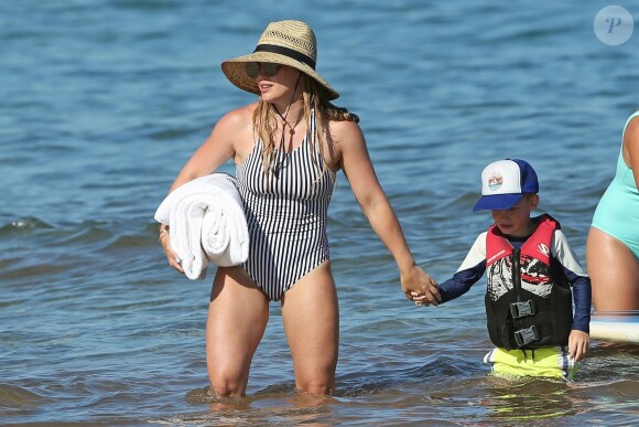 Hilary duff et son fils Luca font du paddle sur la plage de Maui à Hawaï. Le 3 août 2017.