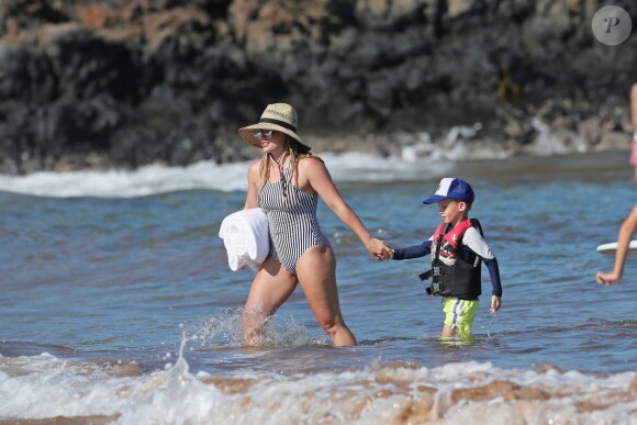 Hilary duff et son fils Luca font du paddle sur la plage de Maui à Hawaï. Le 3 août 2017.