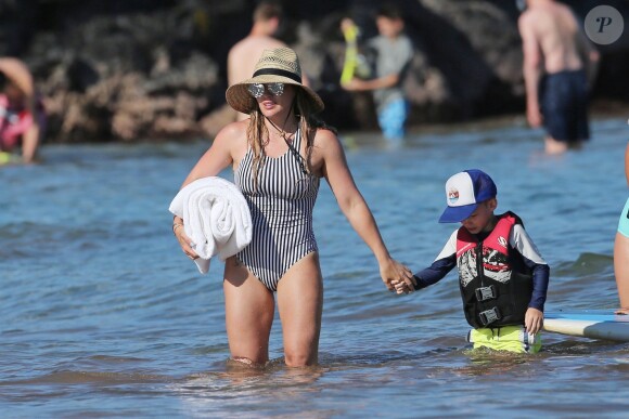 Hilary duff et son fils Luca font du paddle sur la plage de Maui à Hawaï. Le 3 août 2017.